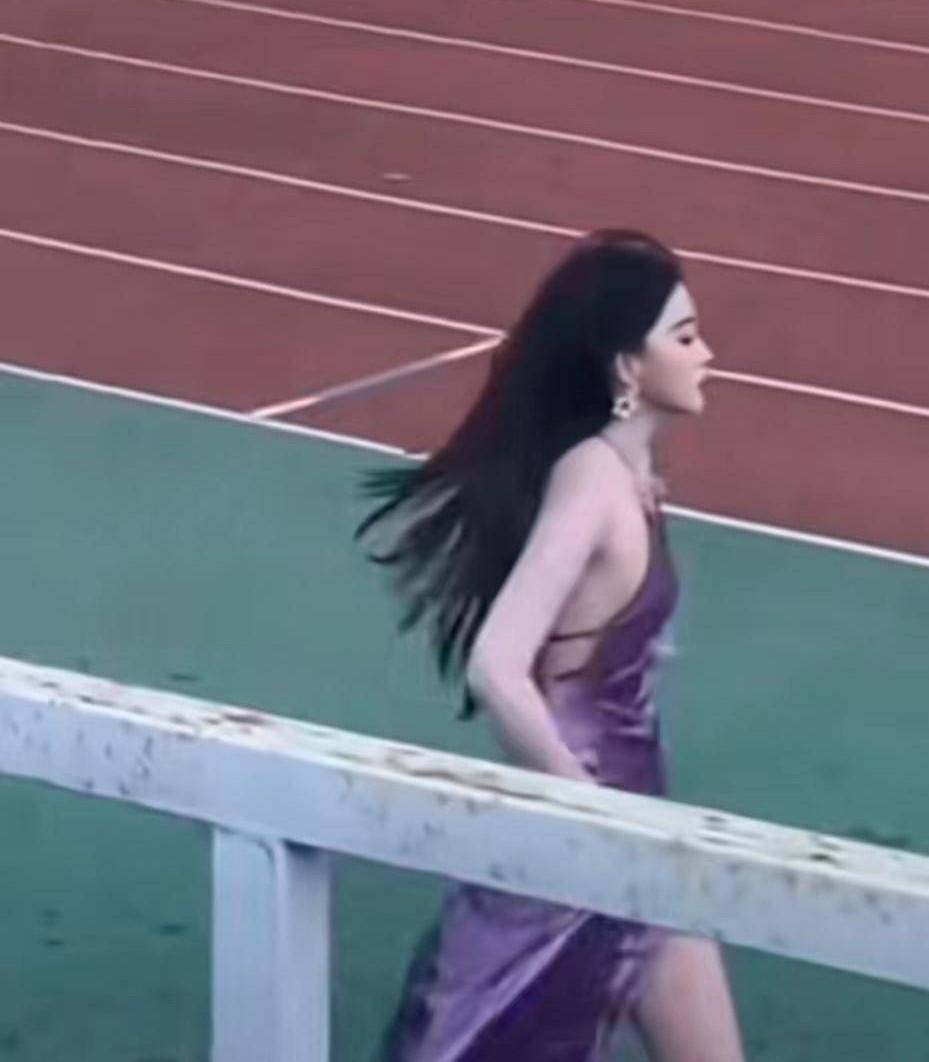 Đang dự lễ khai mạc, cả sân vận động ngẩn ngơ vì sự xuất hiện của một cô gái-1