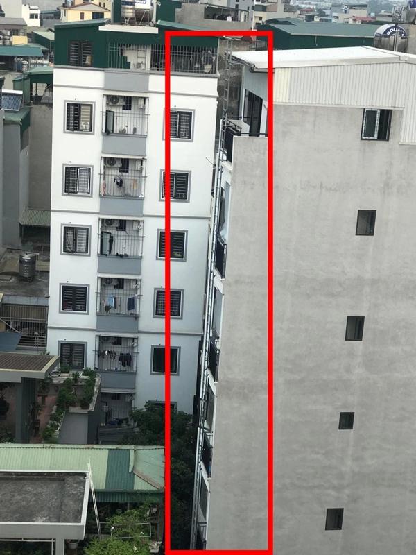 Xôn xao thang thoát hiểm kiểu dựng đứng phía ngoài chung cư mini ở Hà Nội-1