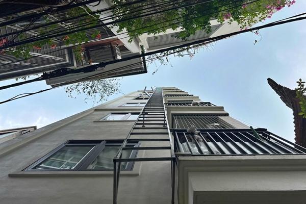 Xôn xao thang thoát hiểm kiểu dựng đứng phía ngoài chung cư mini ở Hà Nội-2