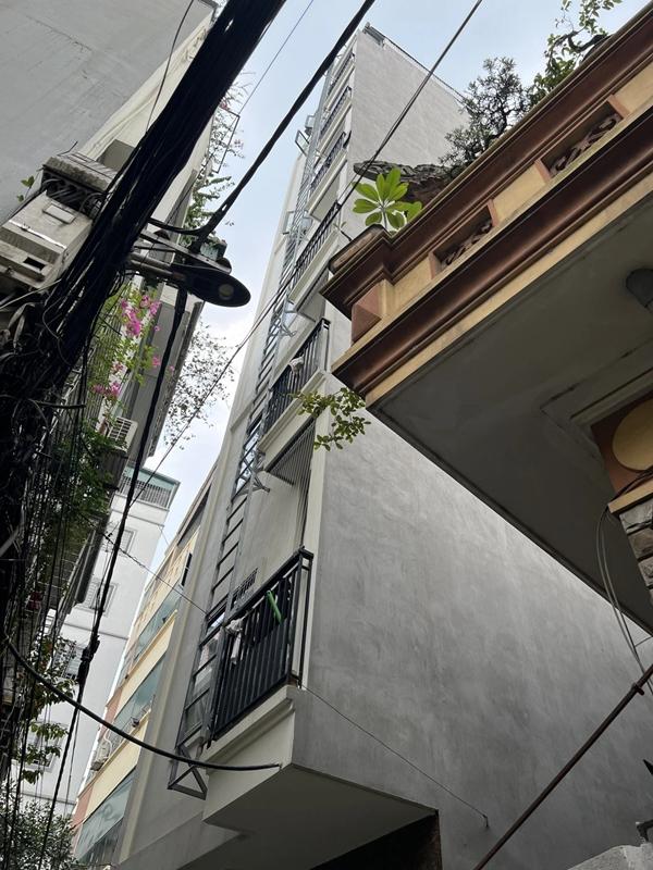 Xôn xao thang thoát hiểm kiểu dựng đứng phía ngoài chung cư mini ở Hà Nội-3