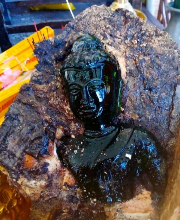 Bức tượng Phật ngọc bí ẩn bên trong cây xoài ở chùa Thái Lan-1