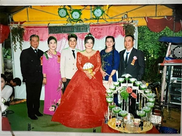 Chụp ảnh cưới theo ý mẹ chồng, cô dâu chú rể dở khóc dở cười ngày nhận ảnh-4