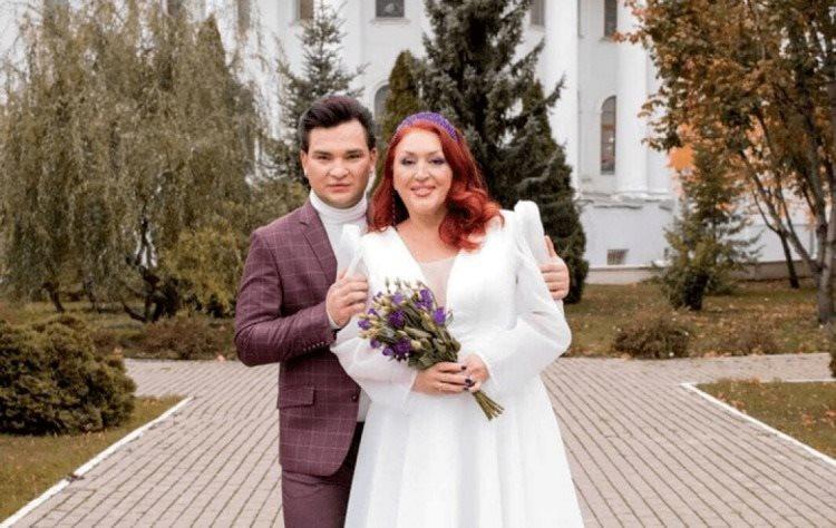 Nữ nhạc sĩ gây phẫn nộ vì kết hôn với con nuôi kém 31 tuổi-1