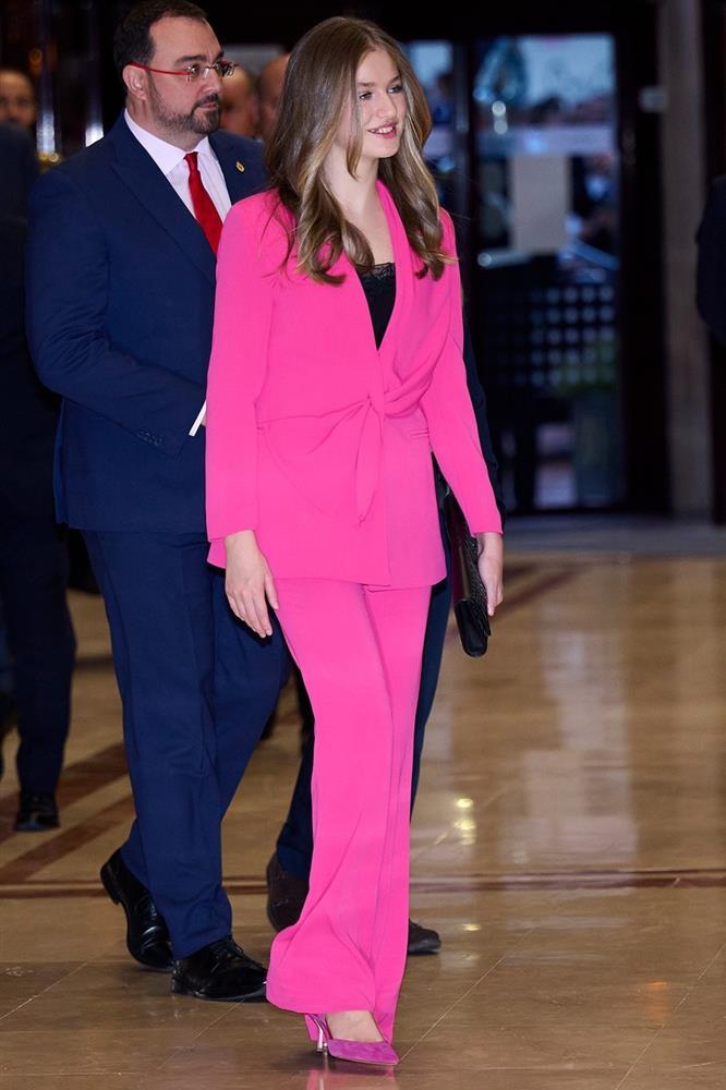 Loạt ảnh chưa từng được công bố về hành trình trưởng thành của nữ vương Tây Ban Nha tương lai-16