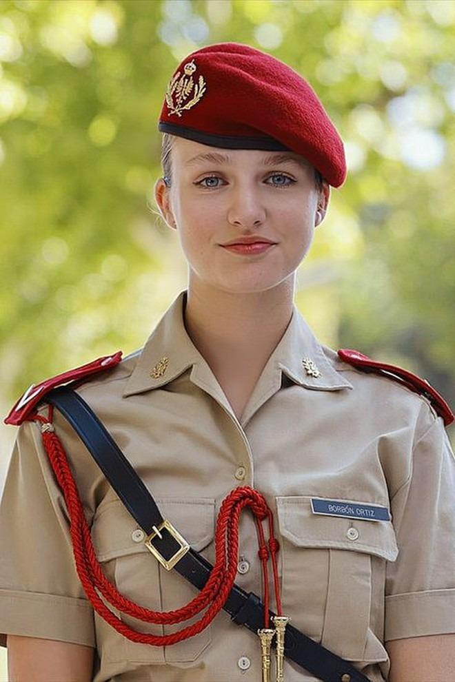 Loạt ảnh chưa từng được công bố về hành trình trưởng thành của nữ vương Tây Ban Nha tương lai-17