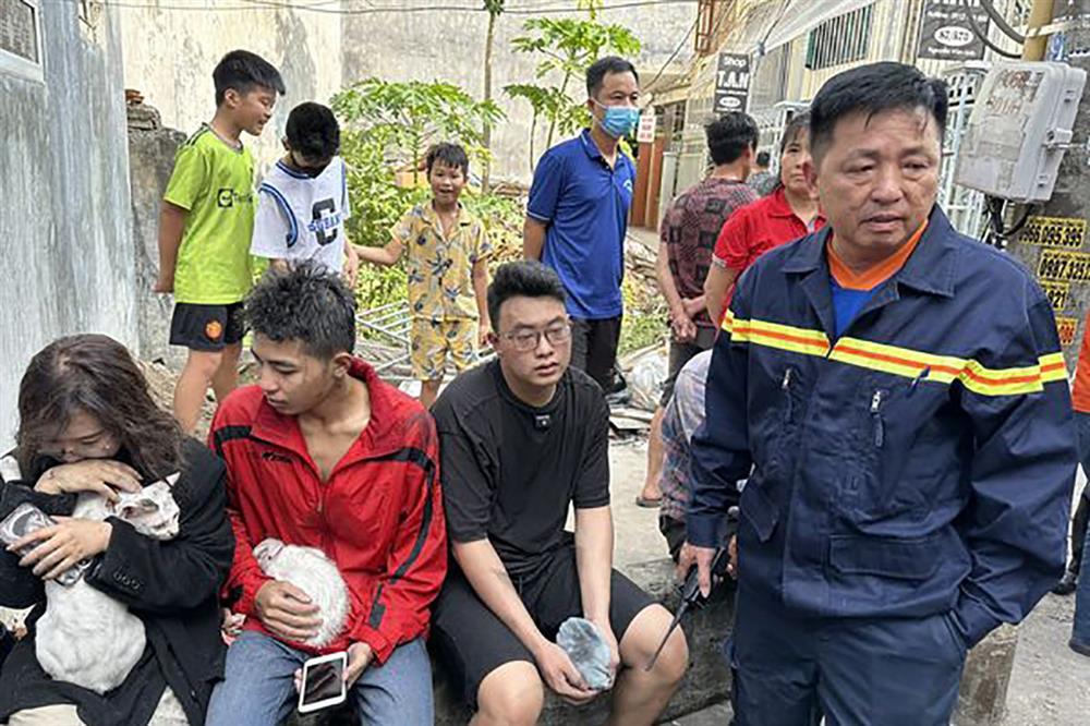 Cảnh sát giải cứu nhóm sinh viên khỏi căn nhà 3 tầng đang bốc cháy ở Hải Phòng-1