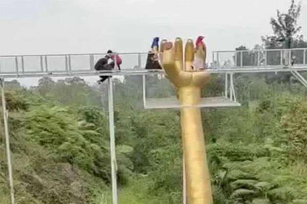 Cầu kính độc lạ uốn lượn giữa trời mây ở Trung Quốc-8