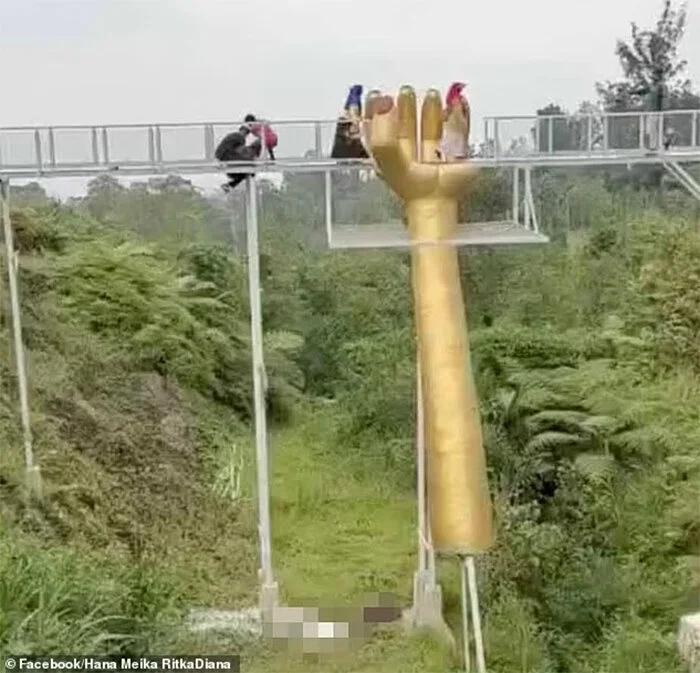 Cầu kính vỡ khiến 1 du khách thiệt mạng, 3 người bị thương-1