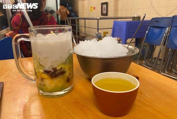 90.000 đồng/cốc chè, đắt gấp ba bát phở, khách vẫn nườm nượp mua-1