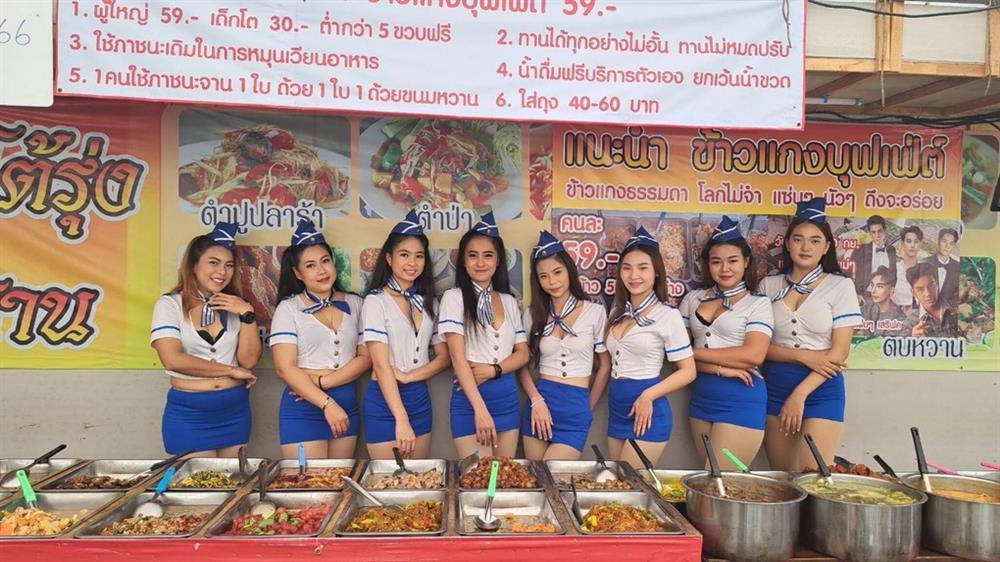 Ăn buffet Thái 40.000 đồng/suất, khách còn ngắm dàn vũ công nhảy gợi cảm-1