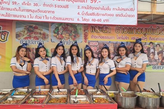 Ăn buffet Thái 40.000 đồng/suất, khách còn ngắm dàn vũ công nhảy gợi cảm