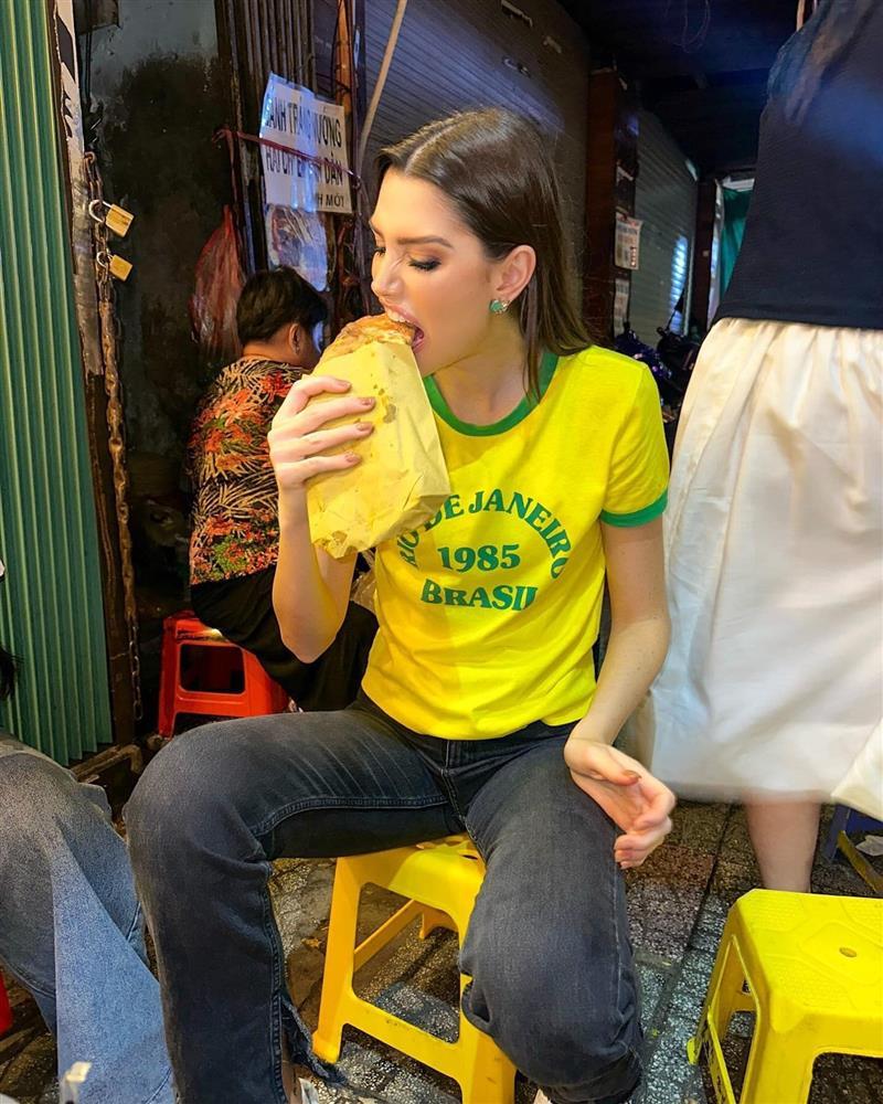 Chân dài Brazil ngồi ăn bánh tráng nướng vỉa hè vẫn nổi bật vì đẹp nhất thế giới-3