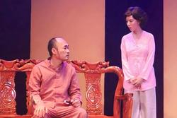 Khán giả vỗ tay nồng nhiệt khi Thu Trang, Tiến Luật trở lại kịch