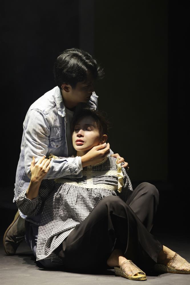 Khán giả vỗ tay nồng nhiệt khi Thu Trang, Tiến Luật trở lại kịch-3