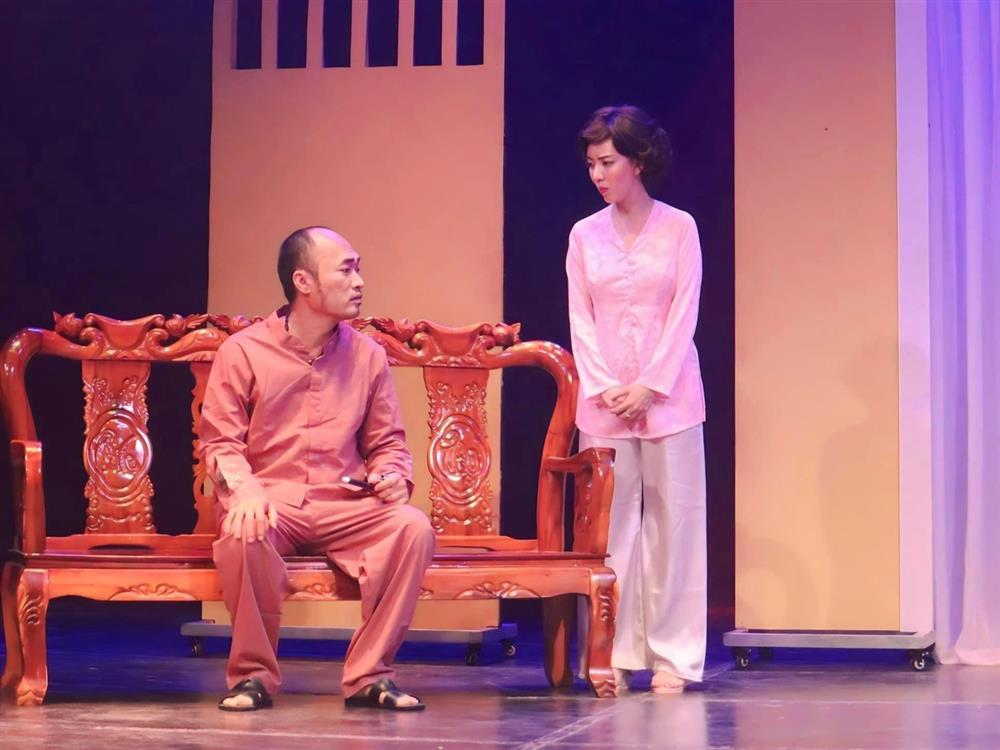 Khán giả vỗ tay nồng nhiệt khi Thu Trang, Tiến Luật trở lại kịch-1