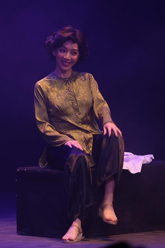 Khán giả vỗ tay nồng nhiệt khi Thu Trang, Tiến Luật trở lại kịch-2