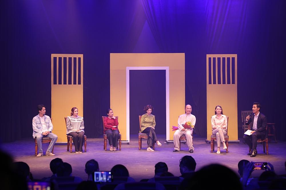 Khán giả vỗ tay nồng nhiệt khi Thu Trang, Tiến Luật trở lại kịch-4