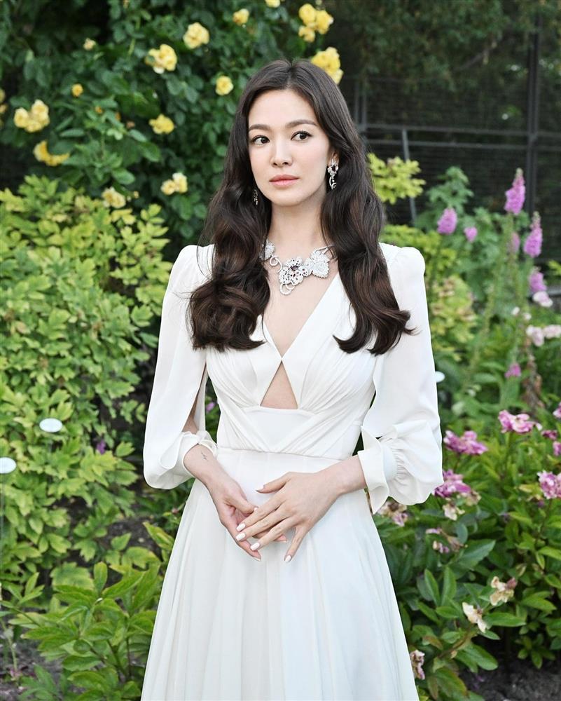 Song Hye Kyo đi event, netizen thốt lên 2 từ: Nữ thần-4
