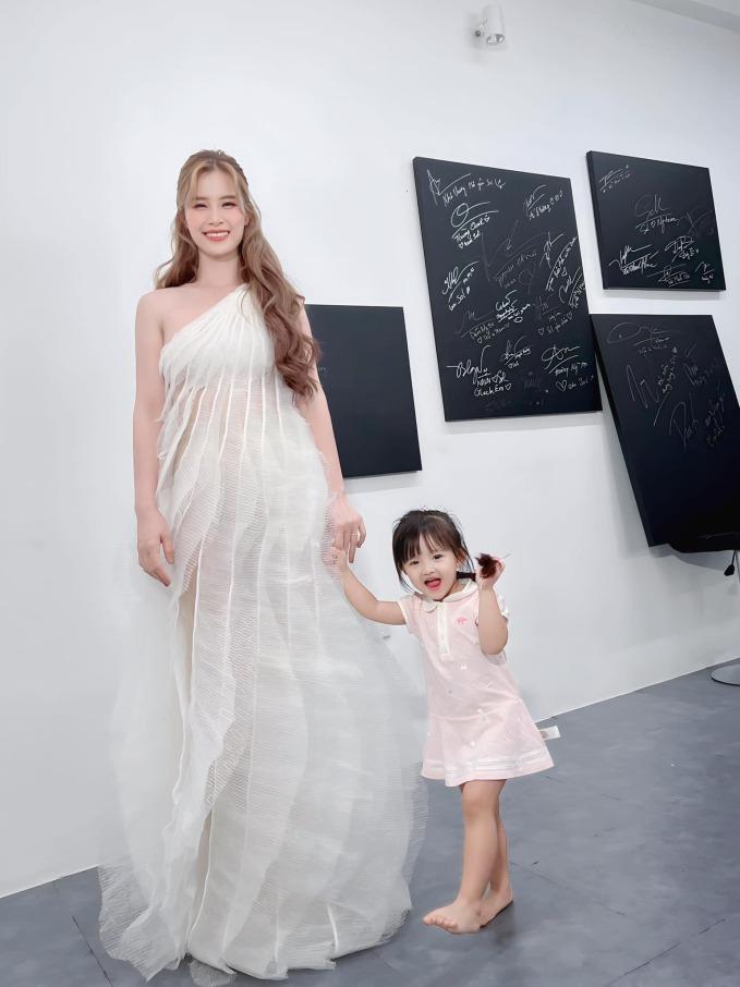 Bé Winnie hóa nữ hoàng băng giá ngày sinh nhật, Đông Nhi để lộ chi tiết nghi vấn đang bầu lần 2?-4