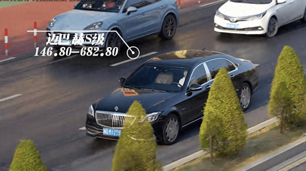 Cảnh đón con ở trường tiểu học quý tộc gây choáng-2