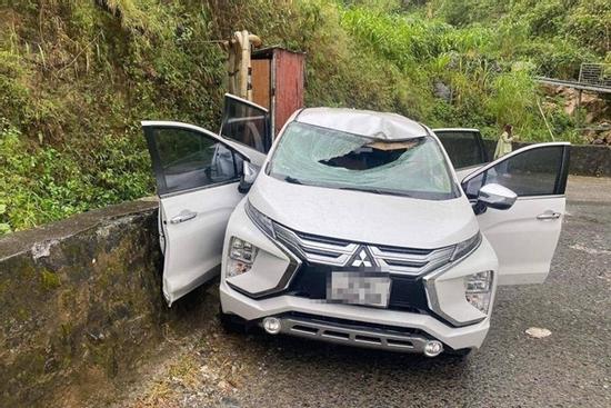 Đá rơi đè nát ô tô, tài xế tử vong ở Hà Giang