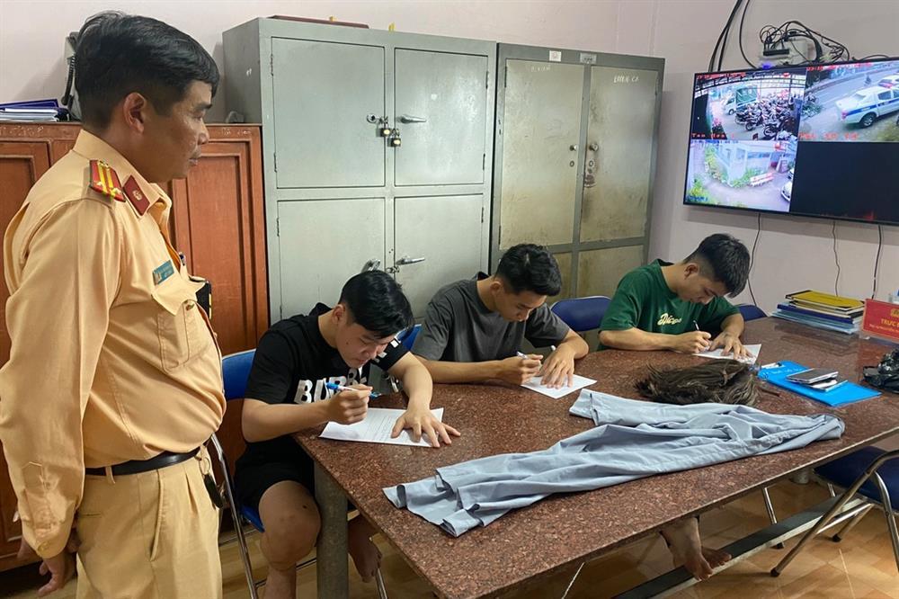 Tạm giam nhóm quái xế bốc đầu, phóng bạt mạng trên phố-1