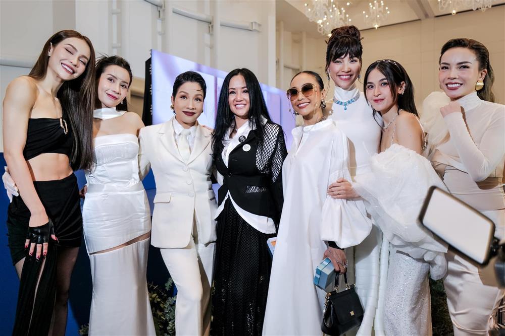 Hồng Nhung tuổi 53 sống hạnh phúc bên bạn trai ngoại quốc và 2 con-2