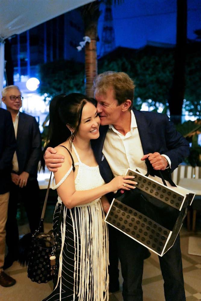 Hồng Nhung tuổi 53 sống hạnh phúc bên bạn trai ngoại quốc và 2 con-10