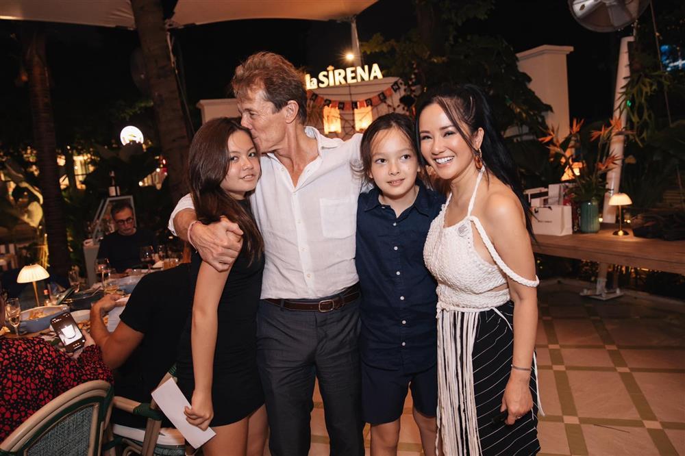 Hồng Nhung tuổi 53 sống hạnh phúc bên bạn trai ngoại quốc và 2 con-11