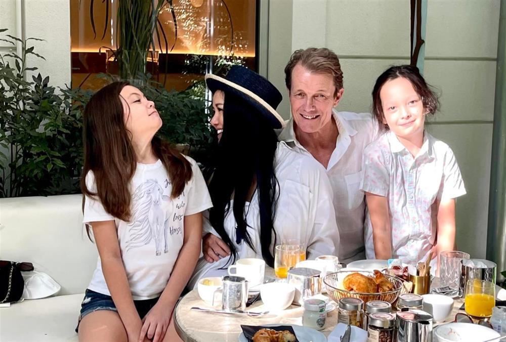 Hồng Nhung tuổi 53 sống hạnh phúc bên bạn trai ngoại quốc và 2 con-9