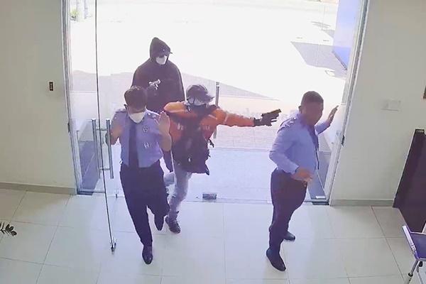 Khởi tố 3 đối tượng dùng súng, trái nổ cướp ngân hàng ở Hóc Môn-4