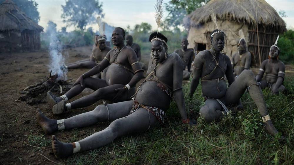 Bộ lạc kỳ lạ tôn vinh đàn ông bụng phệ ở châu Phi-4