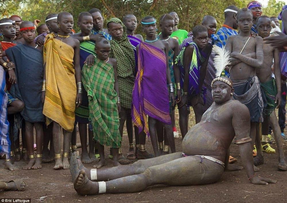Bộ lạc kỳ lạ tôn vinh đàn ông bụng phệ ở châu Phi-5