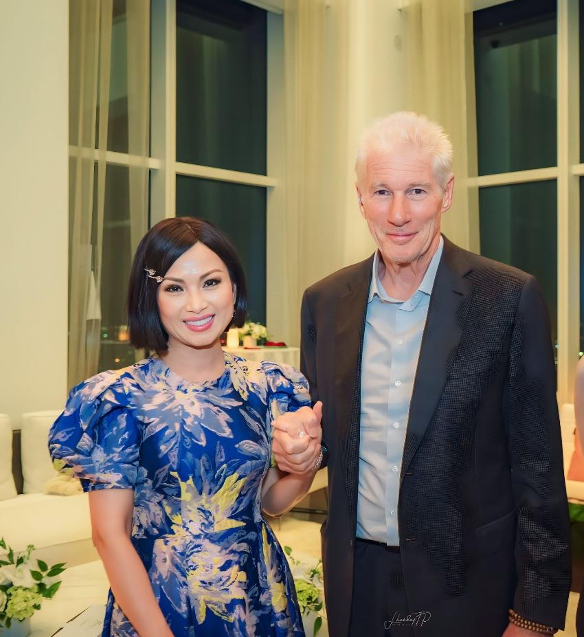 Tỷ phú Chính Chu hộ tống Hà Phương dự sự kiện, đập tan tin đồn rạn nứt-1