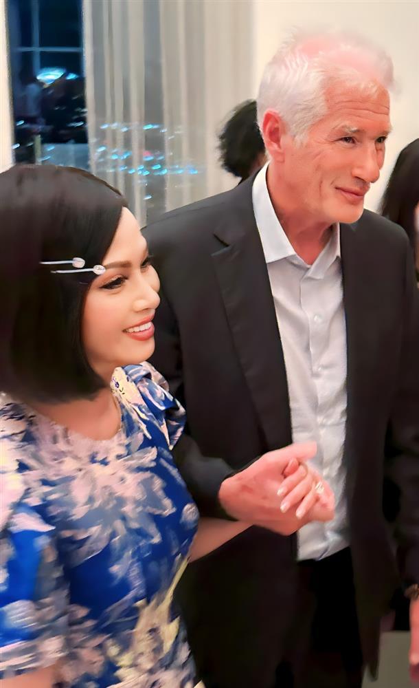 Tỷ phú Chính Chu hộ tống Hà Phương dự sự kiện, đập tan tin đồn rạn nứt-2