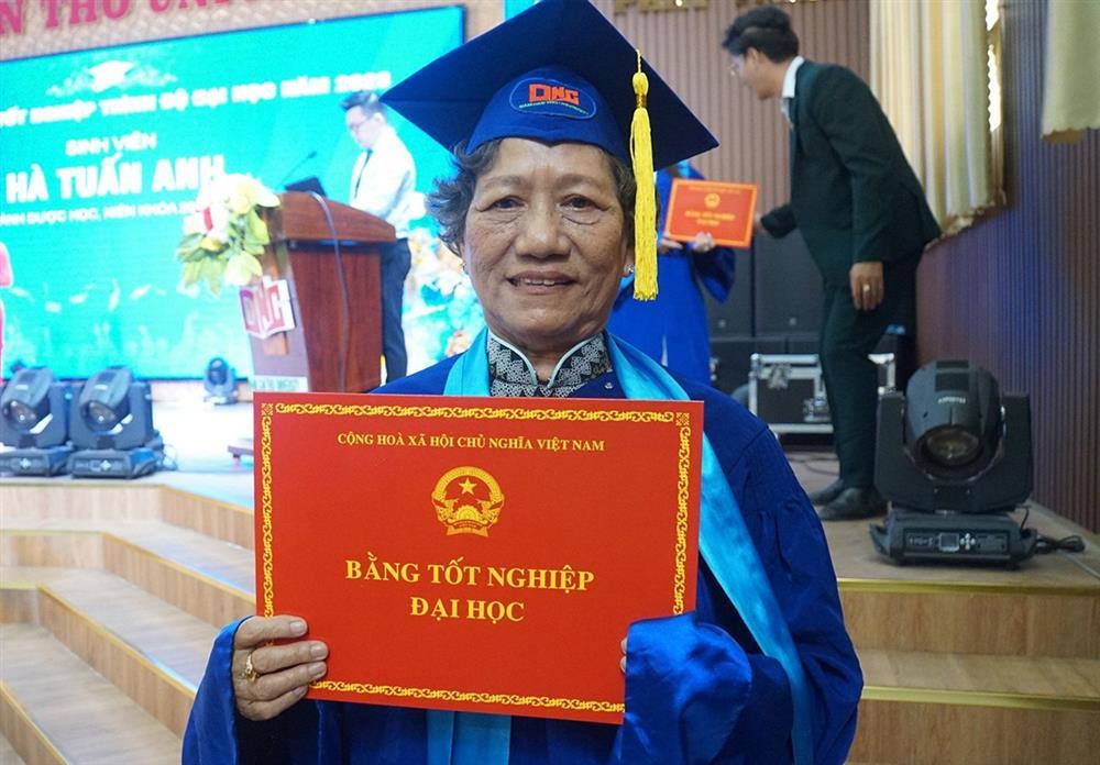 Người phụ nữ 75 tuổi tốt nghiệp đại học bằng Giỏi-2