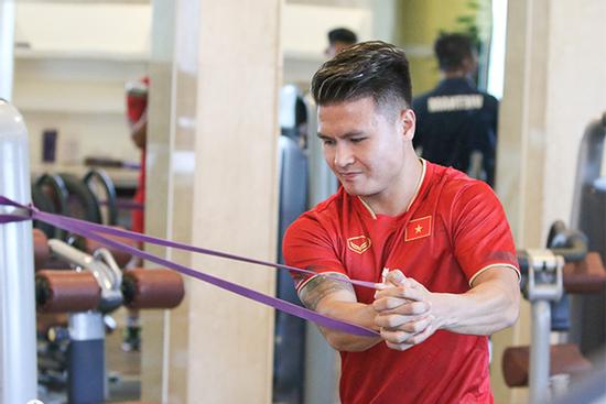 Quang Hải, Văn Hậu báo 'tin dữ' với HLV Philippe Troussier