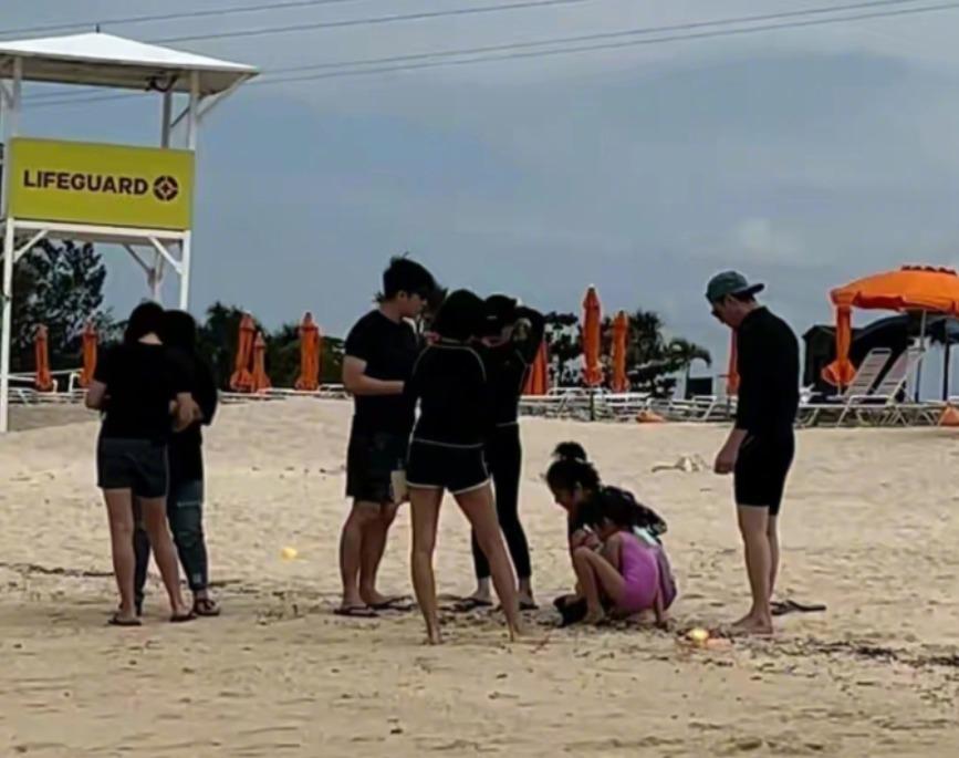 Lâm Tâm Như và Hoắc Kiến Hoa đưa con gái đi biển ở Nhật Bản, nhóc tỳ toát lên khí chất nổi bật-1