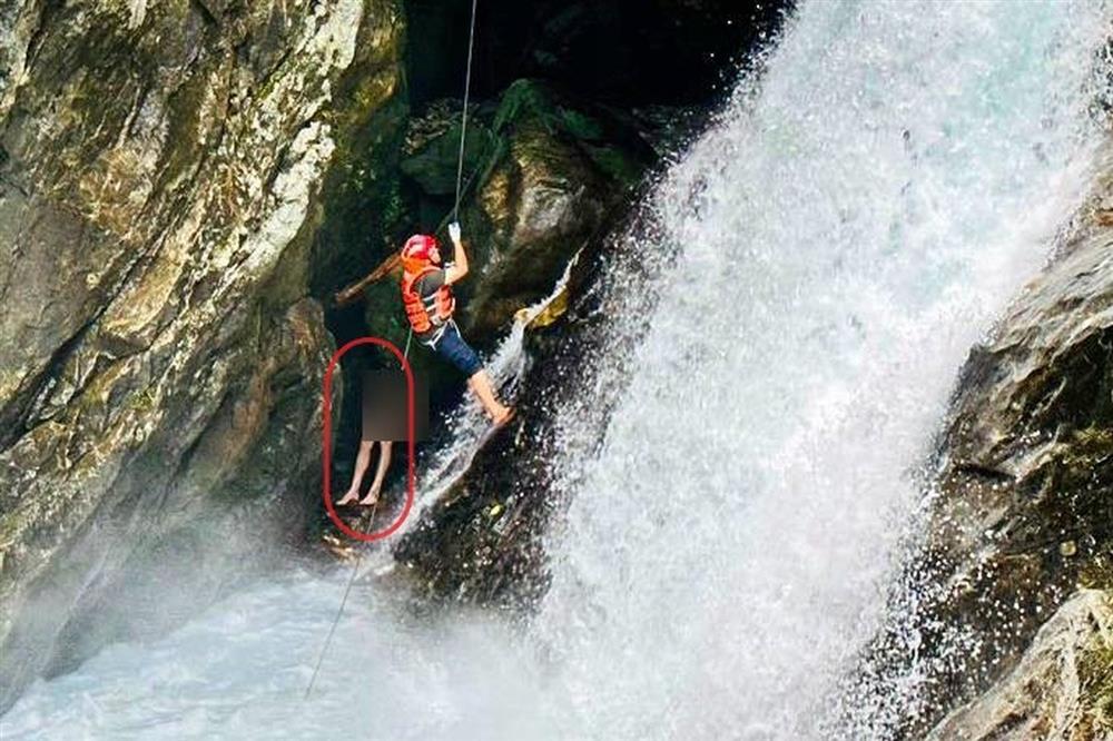 Xem cảnh sát đu dây cứu du khách người Nga mắc kẹt giữa thác nước-1