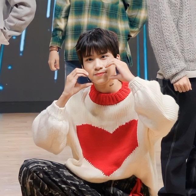 Nam sinh cao 1,8 m THPT chuyên Lê Hồng Phong ký hợp đồng làm thần tượng ở Hàn Quốc-1