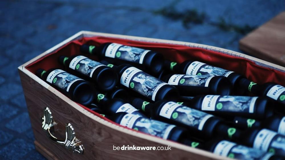 Loại rượu ủ trong quan tài đầu tiên trên thế giới, ra mắt đúng dịp Halloween-1