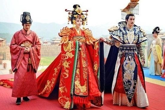 Hoàng hậu phải ăn món gì trước khi động phòng với hoàng đế?