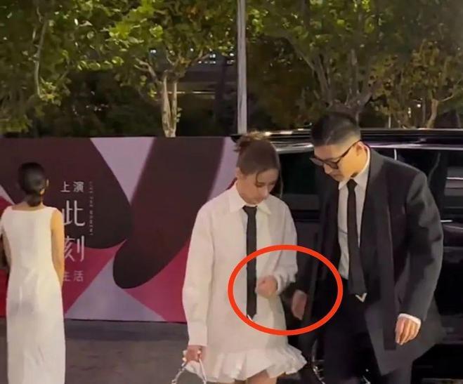 Ái nữ Hà Siêu Liên của Vua sòng bài Ma Cao bất ngờ từ chối nắm tay ông xã tài tử tại sự kiện-1