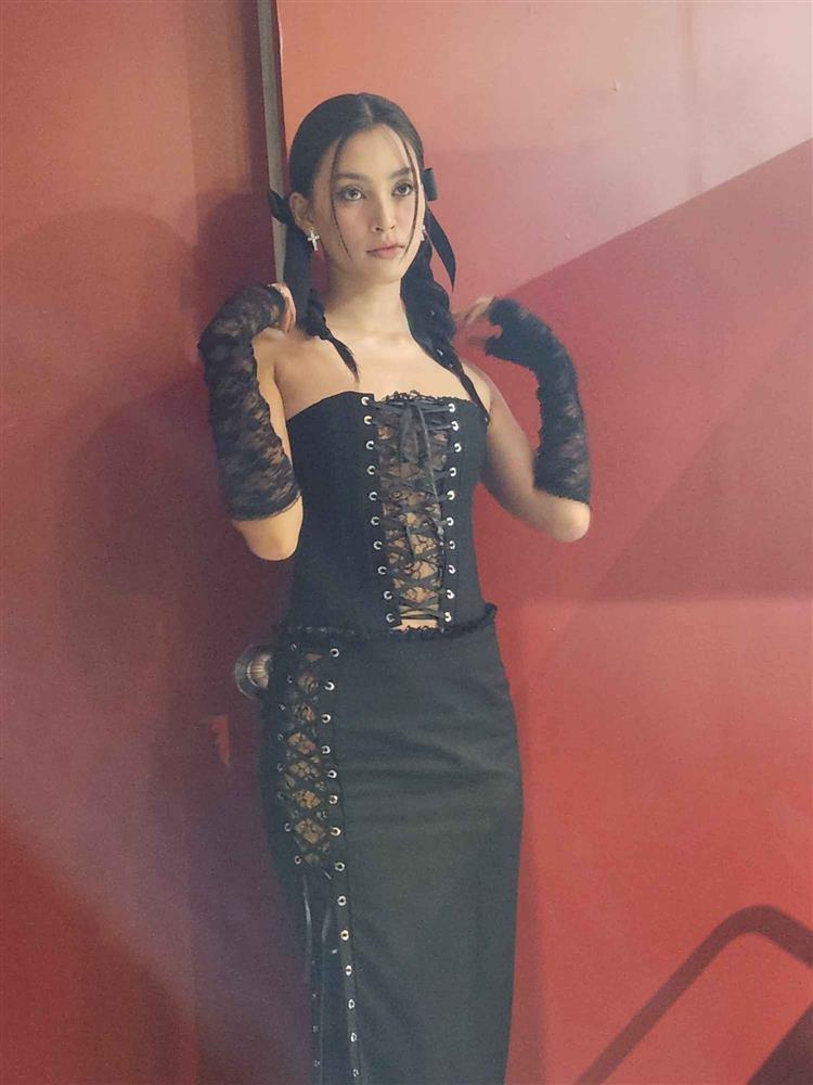 Tiểu Vy khoe dáng với đầm corset, visual hoàn hảo khiến fan khen tấm tắc-3
