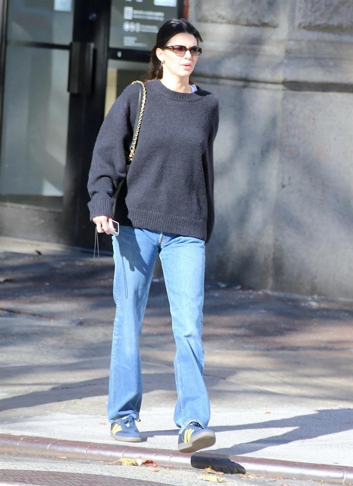 Tham khảo cách Kendall Jenner mặc áo len sành điệu suốt mùa lạnh-2