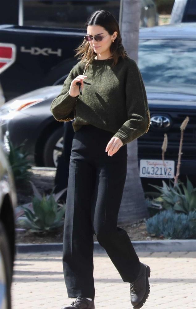 Tham khảo cách Kendall Jenner mặc áo len sành điệu suốt mùa lạnh-5