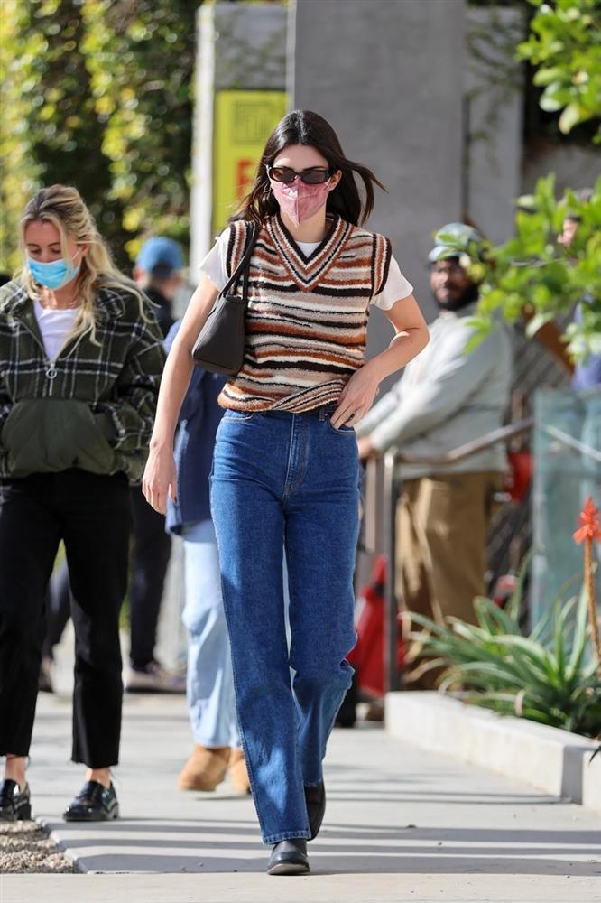 Tham khảo cách Kendall Jenner mặc áo len sành điệu suốt mùa lạnh-9