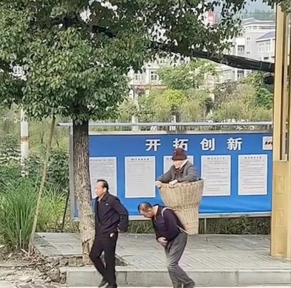 Hai anh em U60 thay nhau địu mẹ 89 tuổi đi bệnh viện-1