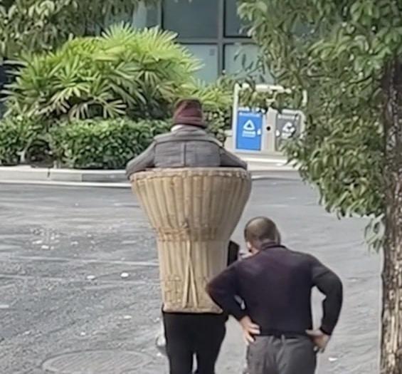 Hai anh em U60 thay nhau địu mẹ 89 tuổi đi bệnh viện-2