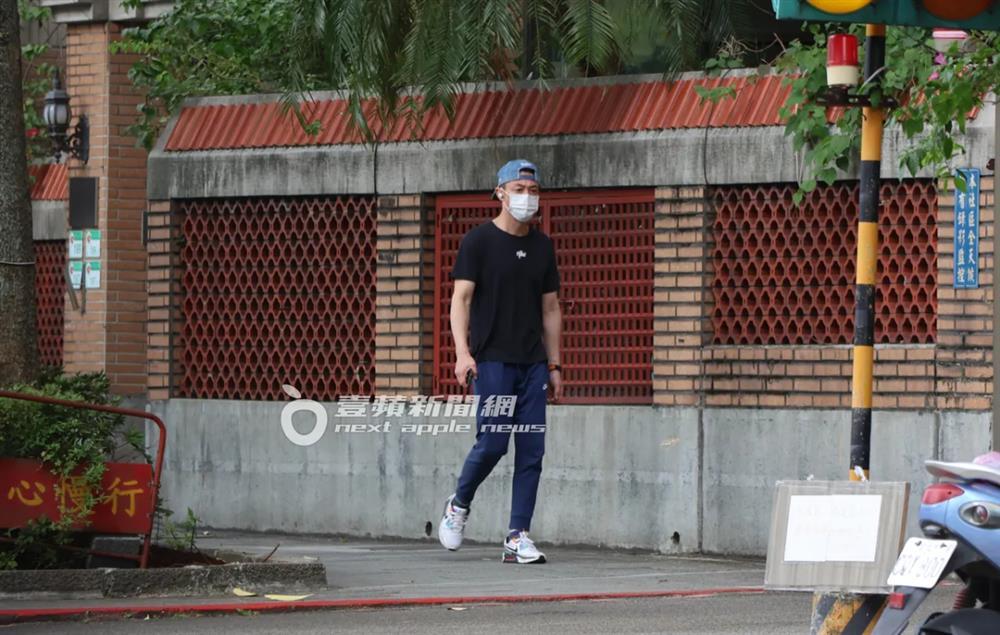 Dân tình rửa mắt khi thấy Hoắc Kiến Hoa khoe siêu xe Ferrari giá khủng mới tậu-2